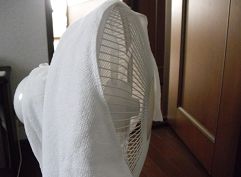 扇風機をタオルで覆う