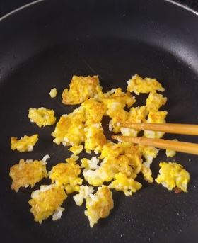 固くなったご飯を焼き卵かけご飯にする