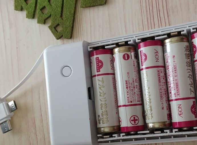乾電池式モバイルバッテリーmitasに市販のアルカリ電池を入れた様子