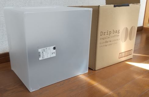 サンカ 収納ボックス ファイルケース Lとドリップバッグコーヒー200袋入りダンボールとの比較